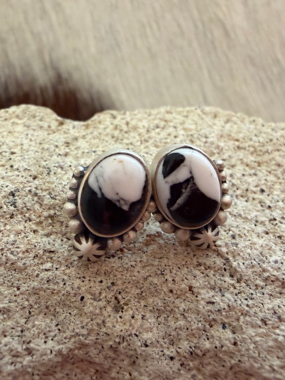 ❤️ White Buffalo Round Stud Earrings Matte Sterling 925 Navajo Style Southwest
